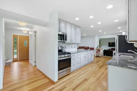Entry Way - 5105 Mohawk Ave, Independence, MI 48348 photo 3 of 5