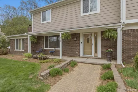 Exterior - 5105 Mohawk Ave, Independence, MI 48348 photo 3 of 9