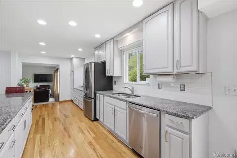 Kitchen - 5105 Mohawk Ave, Independence, MI 48348 photo 4 of 5