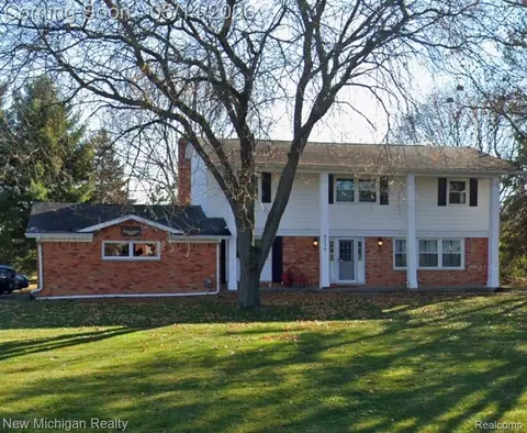 6139 Pebbleshire Cir, Grand Blanc, MI 48439