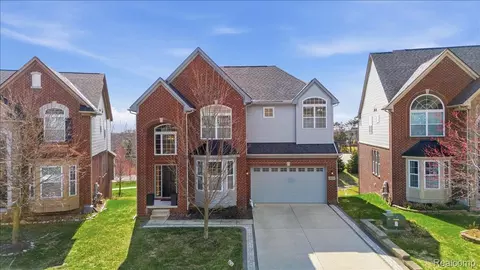 4930 E Stonegate Cir, Orion, MI 48359