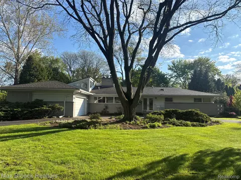 2748 Heathfield Rd, Bloomfield Hills, MI 48301