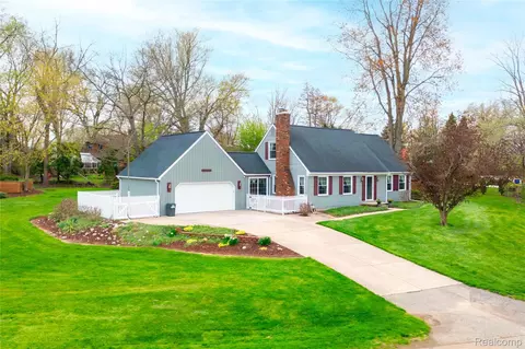 27758 Johnson Rd, Grosse Ile, MI 48138