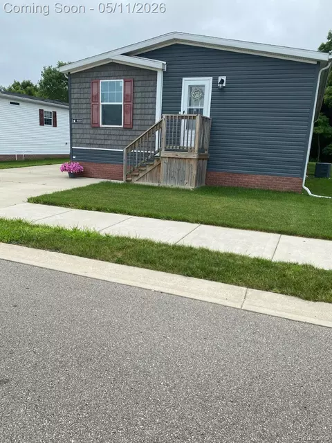 9680 Townsquare Blvd, Fenton, MI 48430