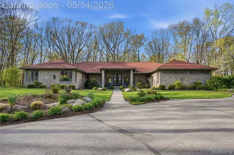 2846 Duana Dr, Milford, MI 48380
