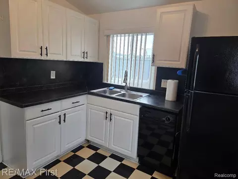 19285 Rockcastle St, Harper Woods, MI 48225
