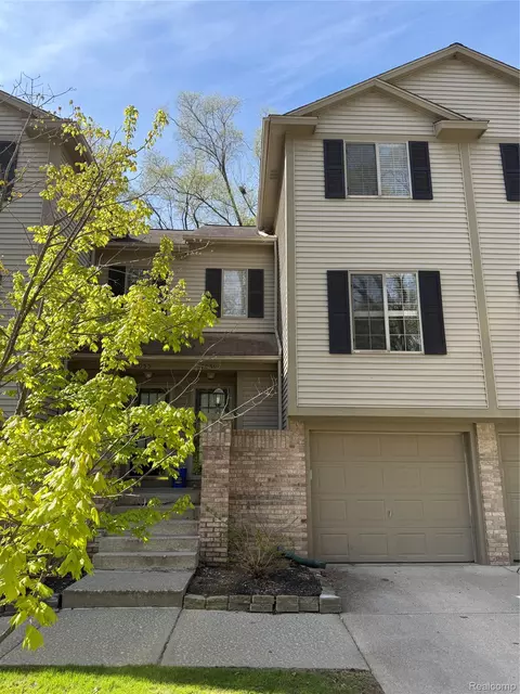 7059 Colonial Oaks Dr, Waterford, MI 48327