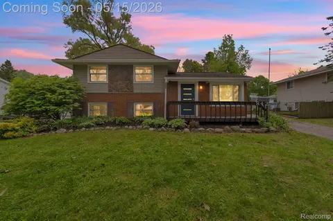 842 Bird Song Dr, Milford, MI 48381