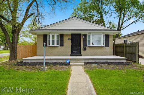 19630 Broadacres St, Clinton Township, MI 48035