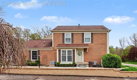1118 Kings Cove Dr, Rochester Hills, MI 48306