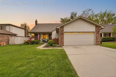 16621 Gatehouse Dr, Woodhaven, MI 48183