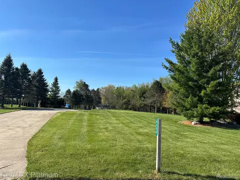 4299 Lake Farms Ct, Fenton, MI 48451