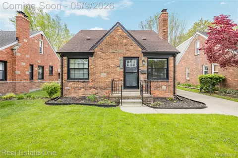 22328 Trombly St, Saint Clair Shores, MI 48080