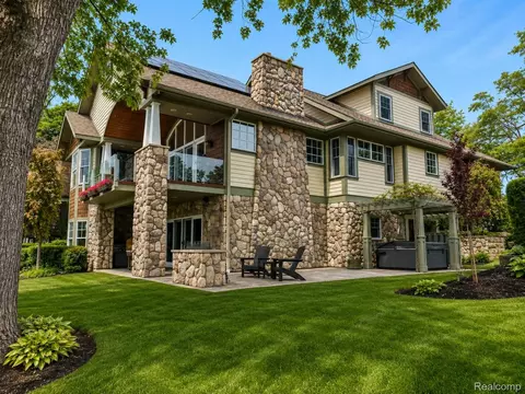 8665 Lakeview Blvd, Independence, MI 48348