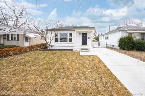 22620 Raven Ave, Eastpointe, MI 48021