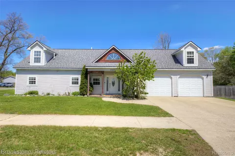 4458 Seeden St, Waterford, MI 48329