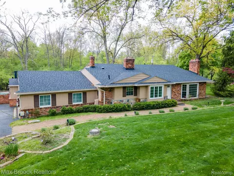 25461 Tweed Dr, Franklin, MI 48025