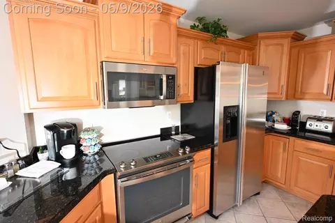 Kitchen - 19205 River Valley Dr, Macomb, MI 48044 photo 3 of 4