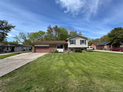 32520 Sutton Rd, Chesterfield, MI 48047