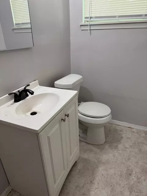 Bath - 1913 Basil Ln, Flint, MI 48504 photo 1 of 2