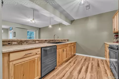 Kitchen - 4628 Crestway Dr, Brighton, MI 48116 photo 10 of 11