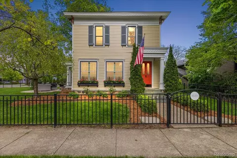 7 Buffalo St, Village Of Clarkston, MI 48346