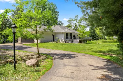 8329 Gray St, Westland, MI 48185