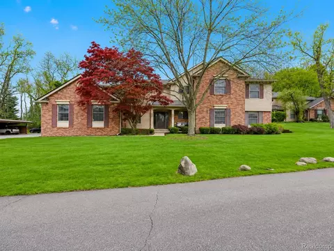 29539 Pine Ridge Cir, Farmington Hills, MI 48331