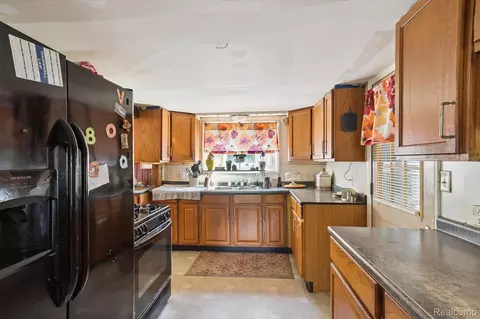 Kitchen - 7801 E Michigan Ave, Jackson, MI 49201 photo 2 of 3
