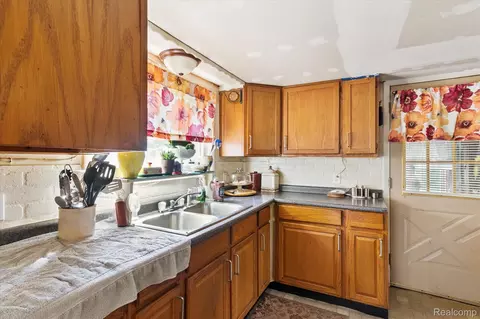 Kitchen - 7801 E Michigan Ave, Jackson, MI 49201 photo 3 of 3
