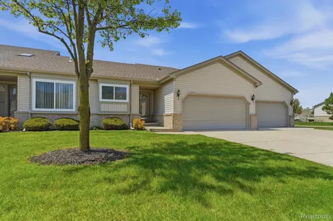 53199 Pineridge Dr, Chesterfield, MI 48051