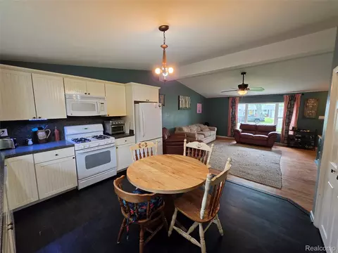 Kitchen - 729 Fitzner Dr, Davison, MI 48423 photo 2 of 2