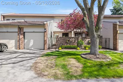 317 Willow Grove Ln, Rochester Hills, MI 48307