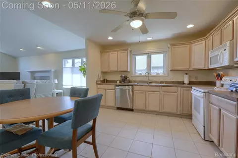Kitchen - 52237 Mitchell Ln #11, Macomb, MI 48042 photo 2 of 2