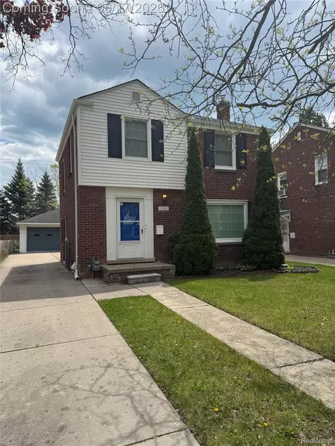 19242 Raymond St, Grosse Pointe Woods, MI 48236