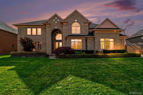 6929 Dakota Dr, Troy, MI 48098