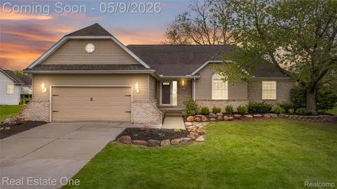 16222 Pine Lake Forest Ct, Fenton, MI 48451
