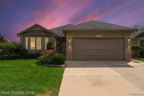 17849 Pointe Cir, Clinton Township, MI 48038