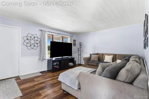 Living - 9338 E Lippincott Blvd, Davison, MI 48423 photo 2 of 5