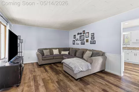 Living - 9338 E Lippincott Blvd, Davison, MI 48423 photo 1 of 5