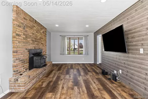 Living - 9338 E Lippincott Blvd, Davison, MI 48423 photo 4 of 5