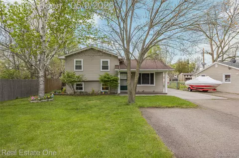 537 Woodbridge Cir, Waterford, MI 48327