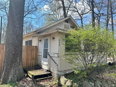 235 Woodbine Dr, Milford, MI 48380
