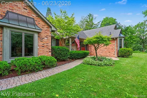 41945 Hillview Dr, Sterling Heights, MI 48314