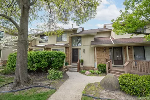 5590 Hillcrest Cir W, West Bloomfield, MI 48322