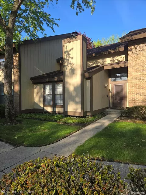 25311 Greenbrooke Dr, Southfield, MI 48033
