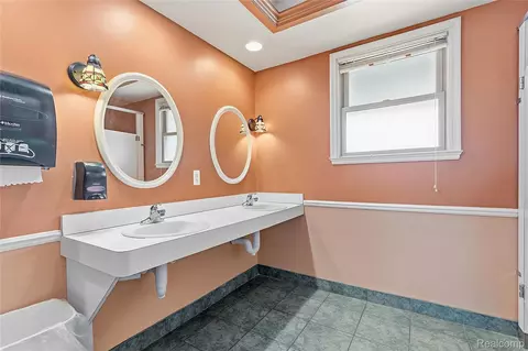 Bath - 19621 Wood St, Melvindale, MI 48122 photo 6 of 8