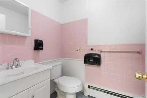 Bath - 19621 Wood St, Melvindale, MI 48122 photo 1 of 8
