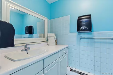 Bath - 19621 Wood St, Melvindale, MI 48122 photo 5 of 8