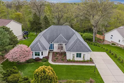 8945 Huron Bluffs Dr, White Lake, MI 48386